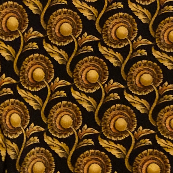 The Metropolitan Museum of Art black and gold floral patterned men’s neck tie - Picture 4 of 4